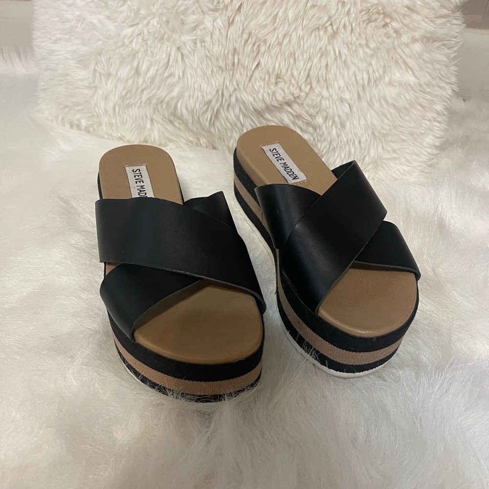 Steve Madden black flat forms sandals size 6